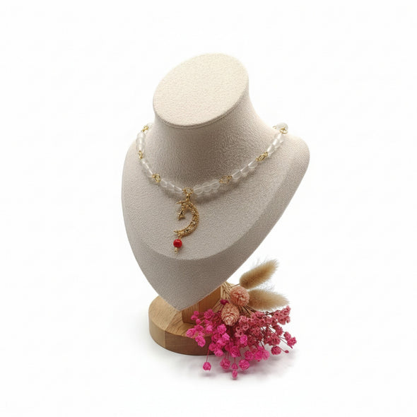 Weiße Perlenkette mit Mondanhänger an Goldkette