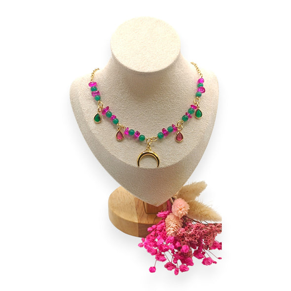 Grüne und rosa Perle mit Mondanhänger an einer goldenen Kette