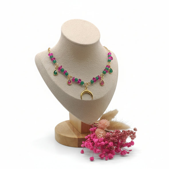 Grüne und rosa Perle mit Mondanhänger an einer goldenen Kette