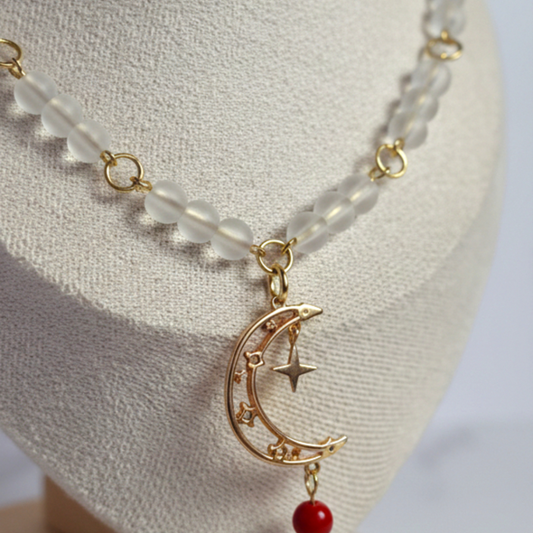 Weiße Perlenkette mit Mondanhänger an Goldkette