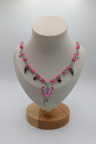 Rosa und metallisch-goldene Perlenkette mit Schmetterlingsanhänger an einer Silberkette