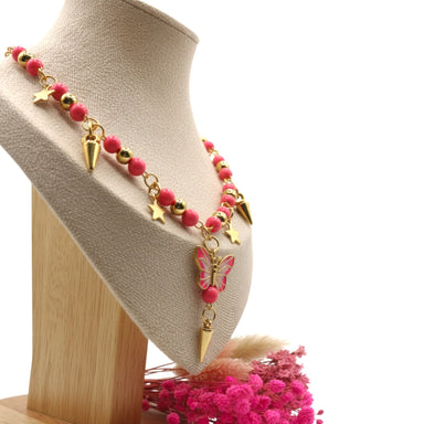 Rosa und metallisch-goldene Perlenkette mit Schmetterlingsanhänger an einer Goldkette