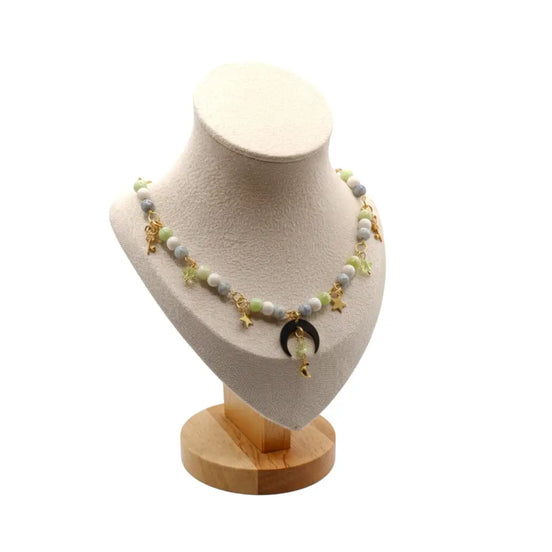 Grüne Limetten-Amulett-Halskette mit Mondanhänger an Goldkette