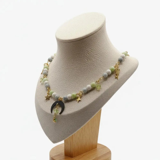 Grüne Limetten-Amulett-Halskette mit Mondanhänger an Goldkette