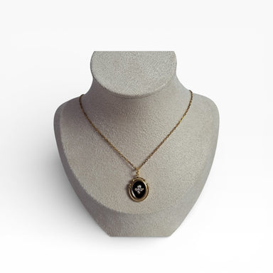 Stern aus Edelstahl mit goldener Halskette