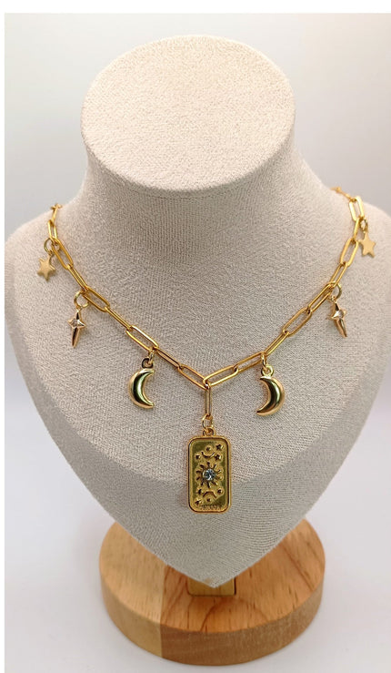 Sonnenstern und Mondanhänger an einer goldfarbenen Edelstahlkette