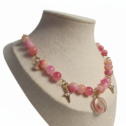 Sonnenanhänger aus Edelstahl mit rosa Natursteinperlen an einer Goldkette