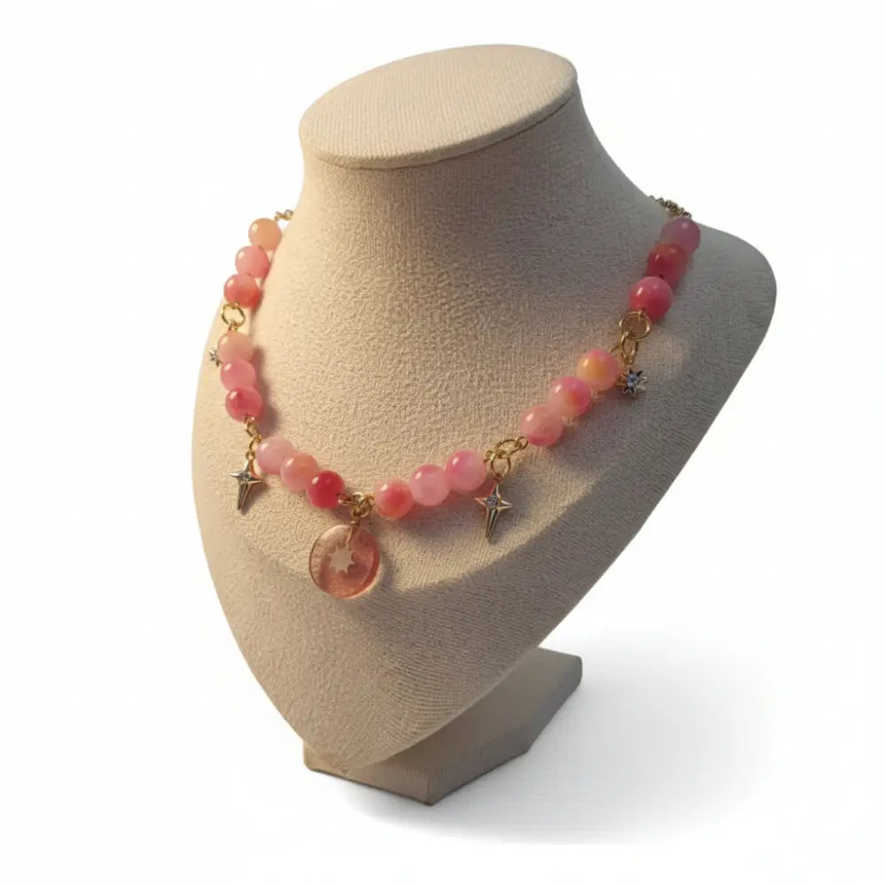 Sonnenanhänger aus Edelstahl mit rosa Natursteinperlen an einer Goldkette