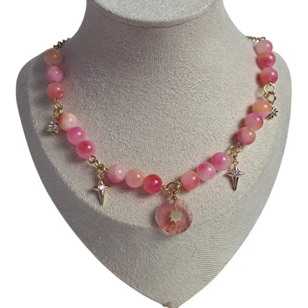 Sonnenanhänger aus Edelstahl mit rosa Natursteinperlen an einer Goldkette