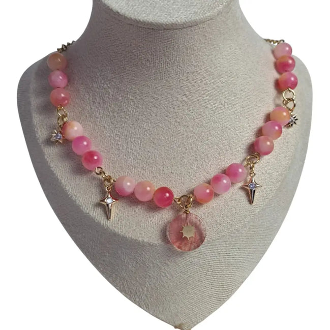 Sonnenanhänger aus Edelstahl mit rosa Natursteinperlen an einer Goldkette