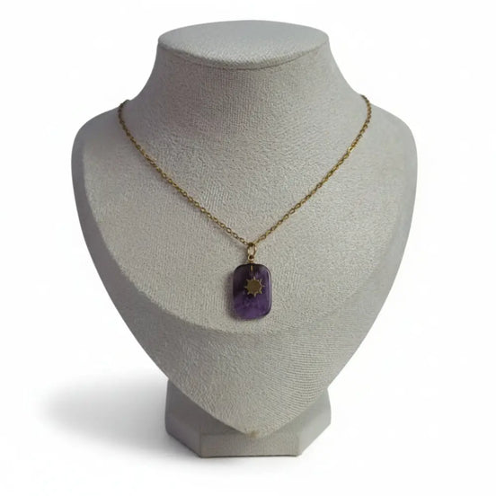 Lila Sonnenanhänger mit goldener Kette