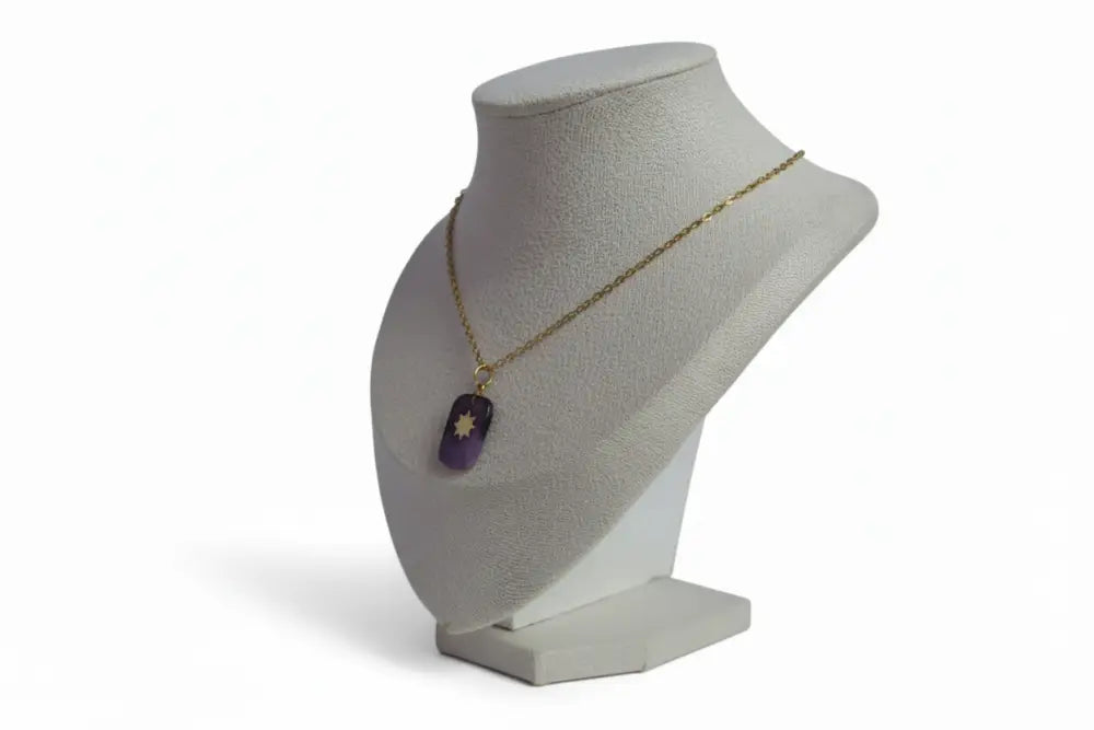 Lila Sonnenanhänger mit goldener Kette