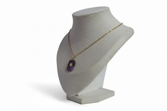 Lila Sonnenanhänger mit goldener Kette
