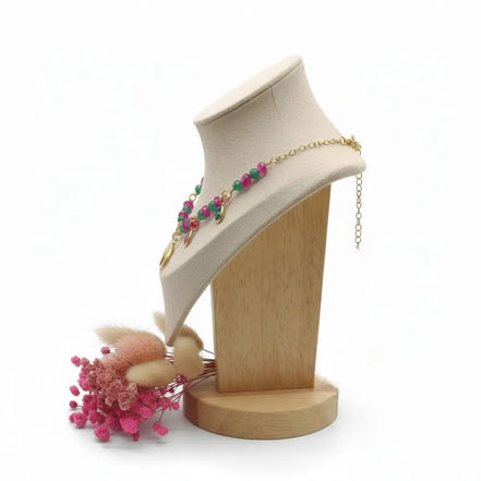 Grüne und rosa Perle mit Mondanhänger an einer goldenen Kette