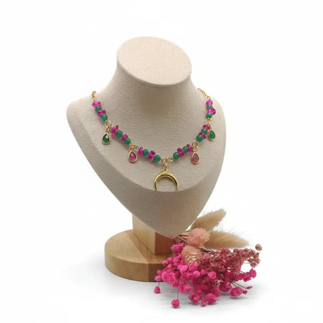 Grüne und rosa Perle mit Mondanhänger an einer goldenen Kette
