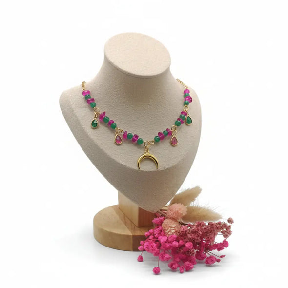Grüne und rosa Perle mit Mondanhänger an einer goldenen Kette