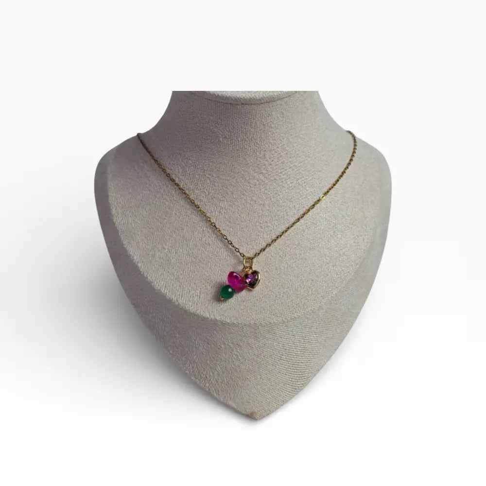 Herz-Anhänger kombiniert mit rosa und grünen Perlen an einer Goldkette von Edelstahl