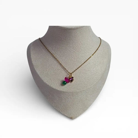 Herz-Anhänger kombiniert mit rosa und grünen Perlen an einer Goldkette von Edelstahl