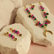 Herz-Anhänger kombiniert mit rosa und grünen Perlen an einer Goldkette von Edelstahl