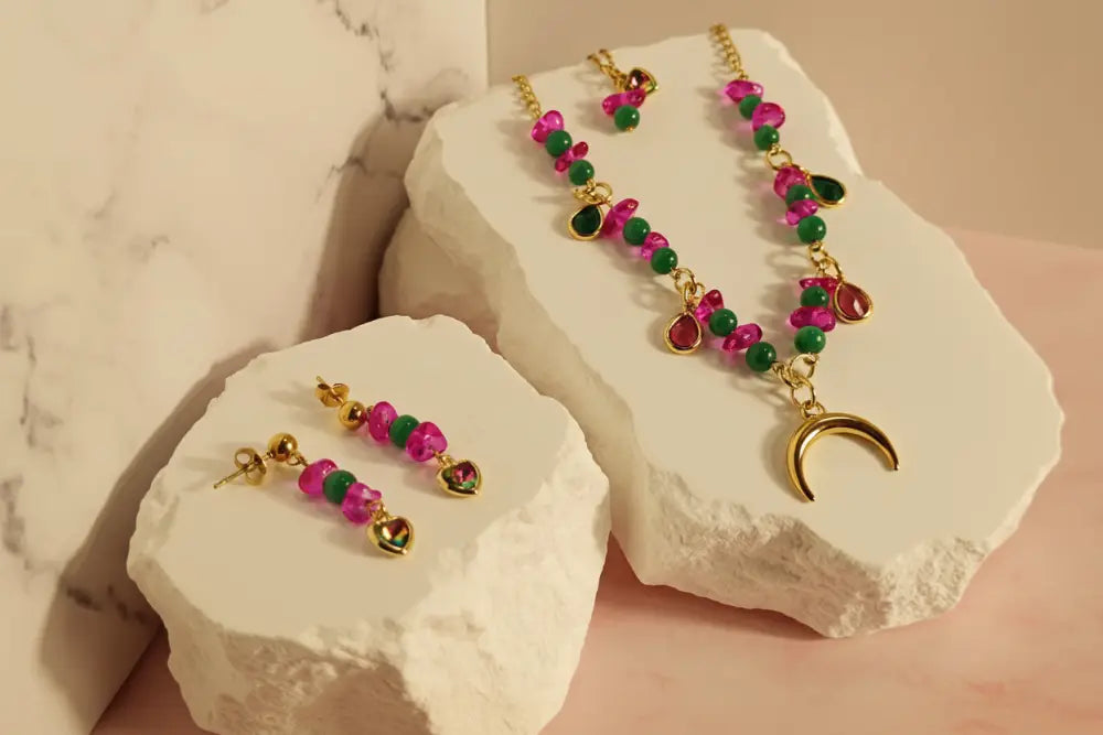 Herz-Anhänger kombiniert mit rosa und grünen Perlen an einer Goldkette von Edelstahl