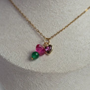 Herz-Anhänger kombiniert mit rosa und grünen Perlen an einer Goldkette von Edelstahl