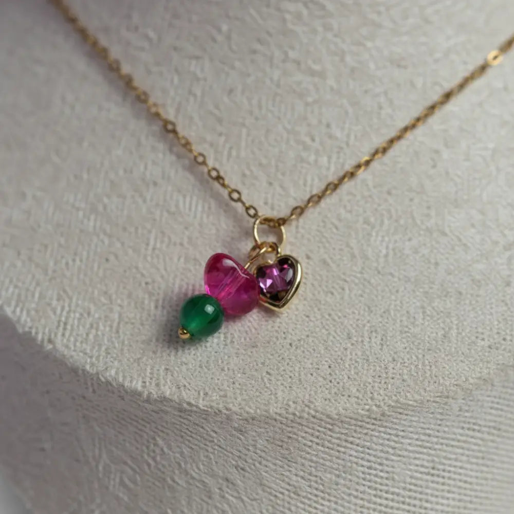 Herz-Anhänger kombiniert mit rosa und grünen Perlen an einer Goldkette von Edelstahl