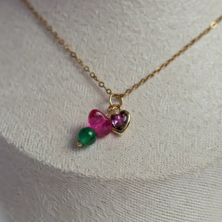 Herz-Anhänger kombiniert mit rosa und grünen Perlen an einer Goldkette von Edelstahl