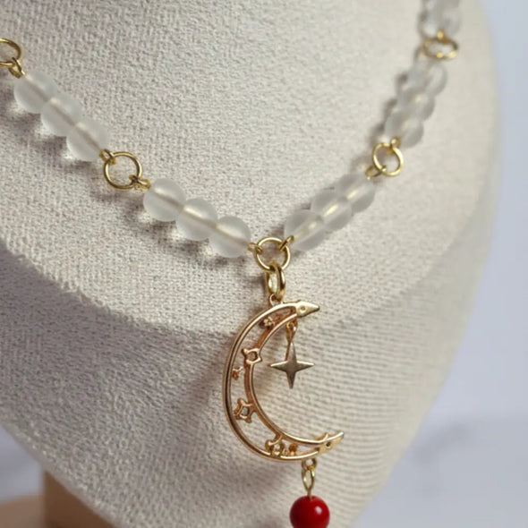 Weiße Perlenkette mit Mondanhänger an Goldkette