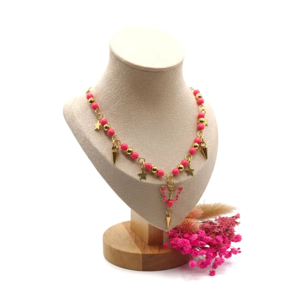Rosa und metallisch-goldene Perlenkette mit Schmetterlingsanhänger an einer Goldkette