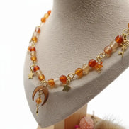 Opal Orange-Amulett-Halskette mit Mondanhänger an Goldkette