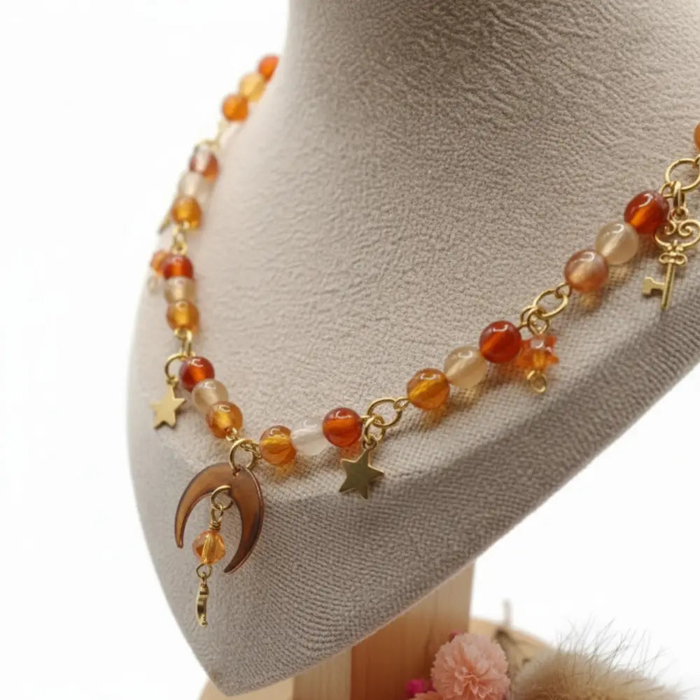 Opal Orange-Amulett-Halskette mit Mondanhänger an Goldkette