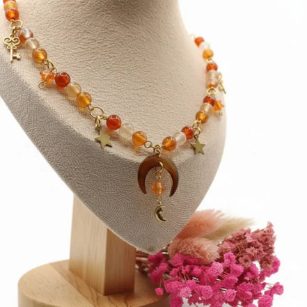 Opal Orange-Amulett-Halskette mit Mondanhänger an Goldkette