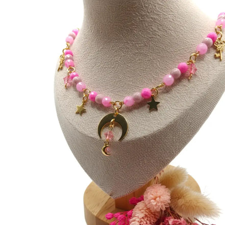 Halskette aus Rosenperlen, abgeschlossen mit einer goldenen Kette