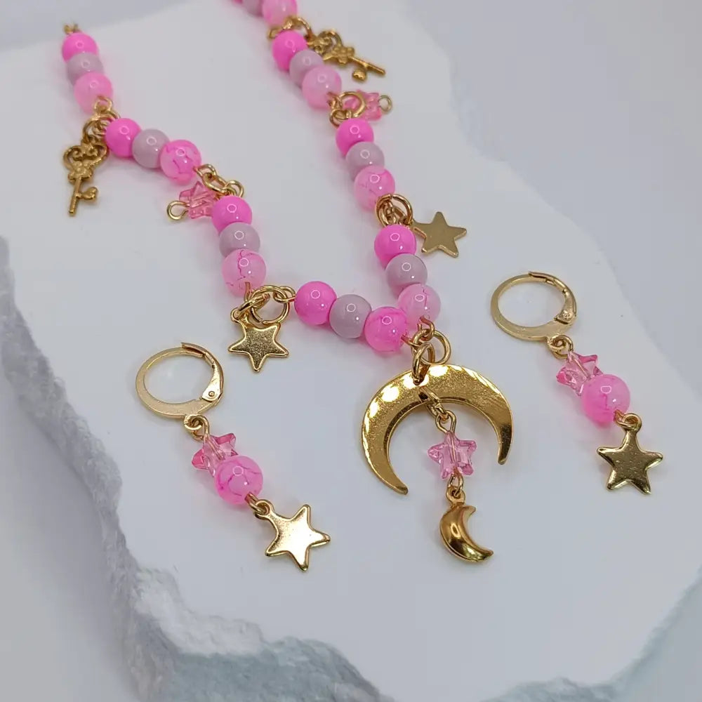 Halskette aus Rosenperlen, abgeschlossen mit einer goldenen Kette