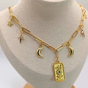 Sonnenstern und Mondanhänger an einer goldfarbenen Edelstahlkette