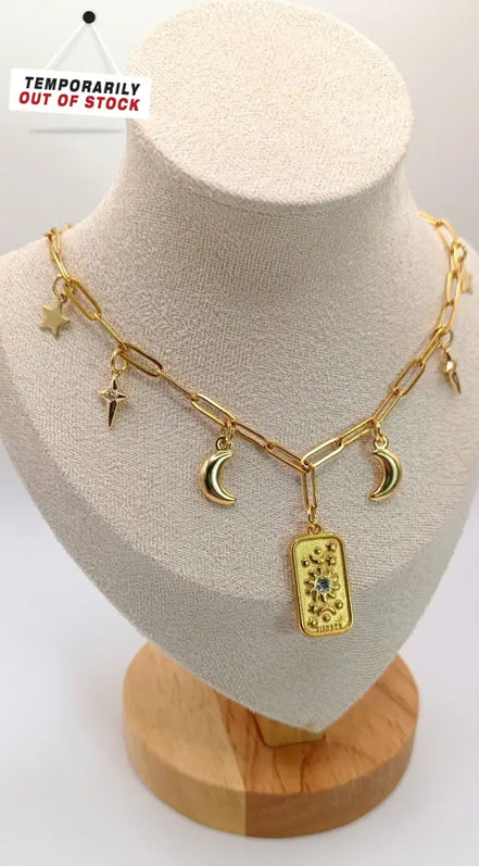 Sonnenstern und Mondanhänger an einer goldfarbenen Edelstahlkette