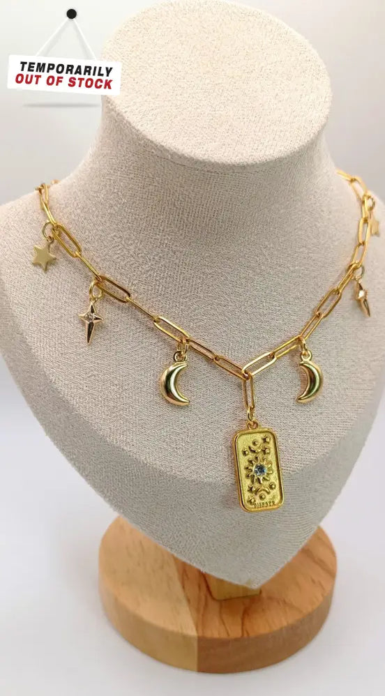Sonnenstern und Mondanhänger an einer goldfarbenen Edelstahlkette