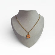 Orangefarbener Herzanhänger mit goldener Edelstahlkette