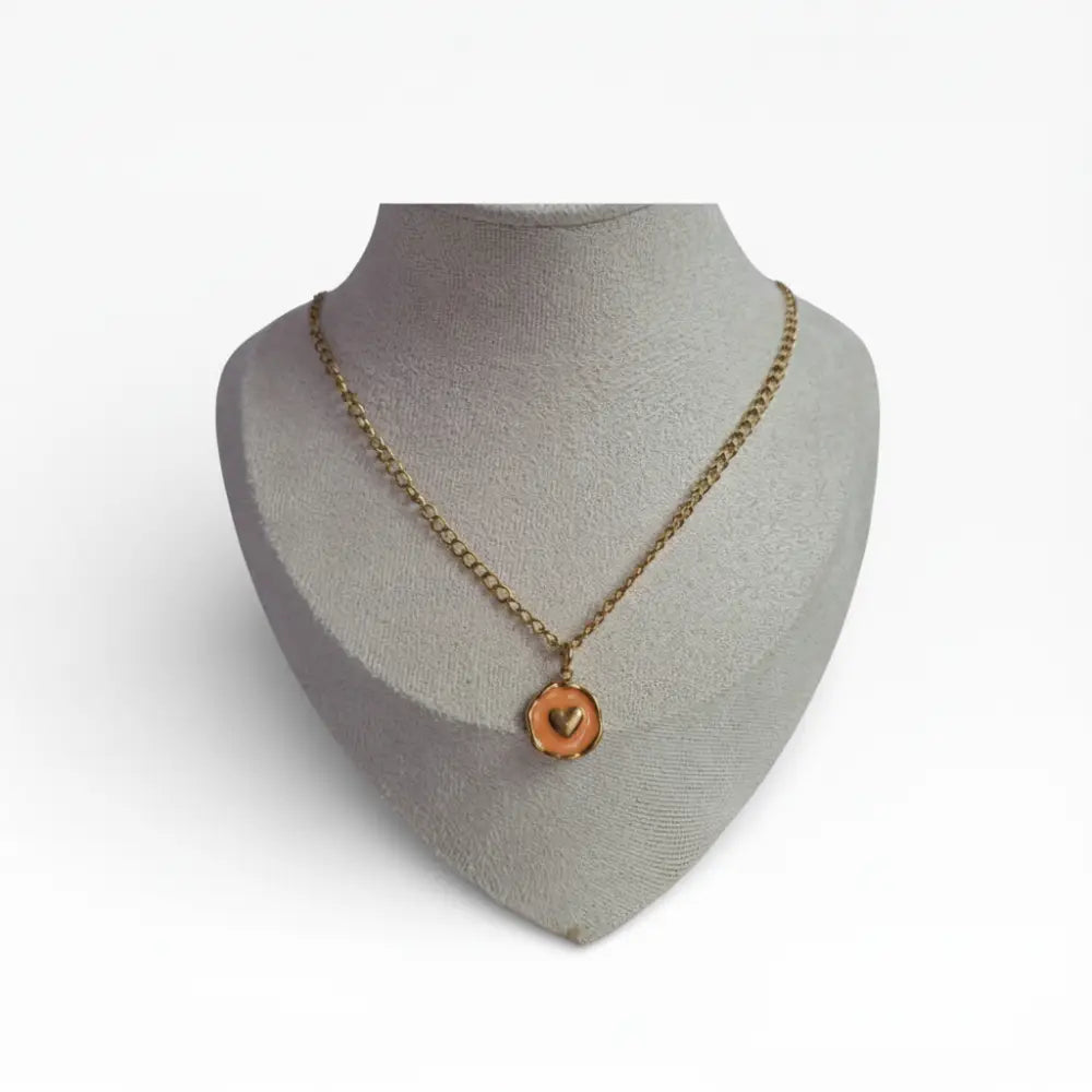 Orangefarbener Herzanhänger mit goldener Edelstahlkette