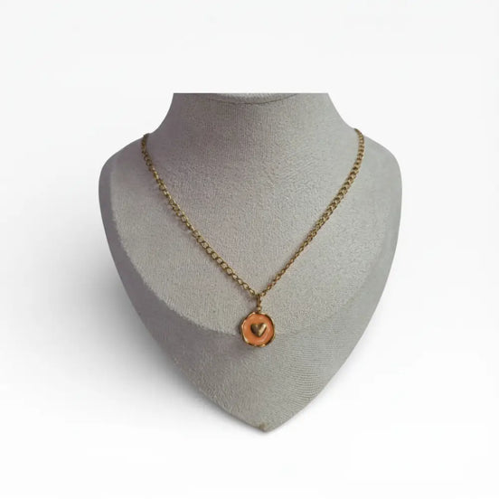 Orangefarbener Herzanhänger mit goldener Edelstahlkette