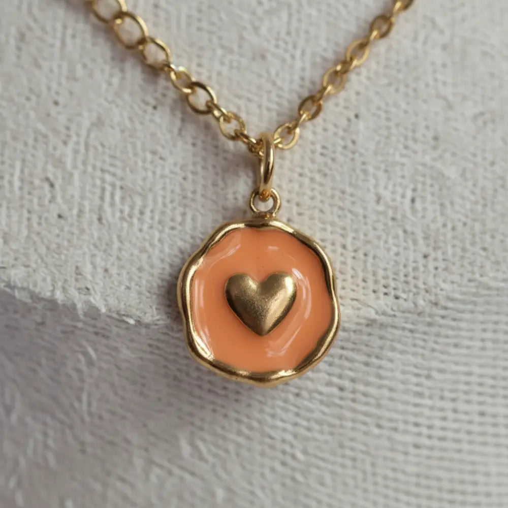 Orangefarbener Herzanhänger mit goldener Edelstahlkette