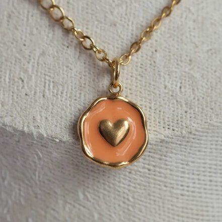 Orangefarbener Herzanhänger mit goldener Edelstahlkette