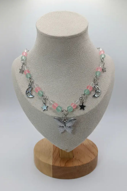 Pastellfarbene Edelstahlkette mit rosa und mintgrünen Perlen, Mondanhängern, Sternen und einem Schmetterlingsanhänger mit silberfarbener Kette