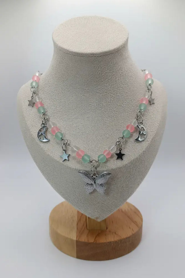 Pastellfarbene Edelstahlkette mit rosa und mintgrünen Perlen, Mondanhängern, Sternen und einem Schmetterlingsanhänger mit silberfarbener Kette
