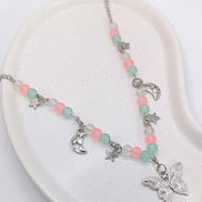 Pastellfarbene Edelstahlkette mit rosa und mintgrünen Perlen, Mondanhängern, Sternen und einem Schmetterlingsanhänger mit silberfarbener Kette