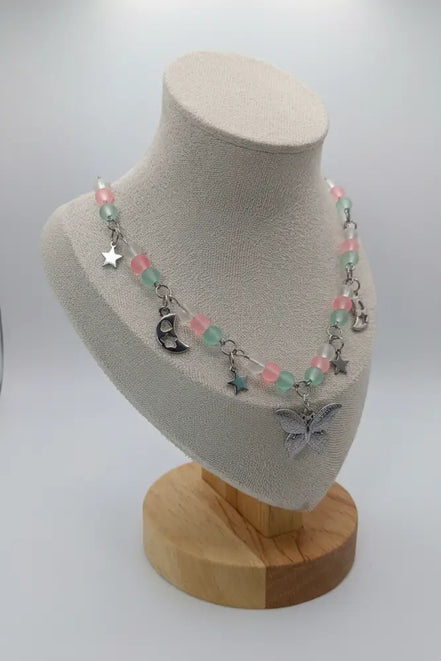 Pastellfarbene Edelstahlkette mit rosa und mintgrünen Perlen, Mondanhängern, Sternen und einem Schmetterlingsanhänger mit silberfarbener Kette