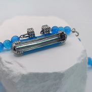 Blauer Perlen und NachrichtenboxAnhänger an einer silber Kette 