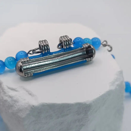 Blauer Perlen und NachrichtenboxAnhänger an einer silber Kette 