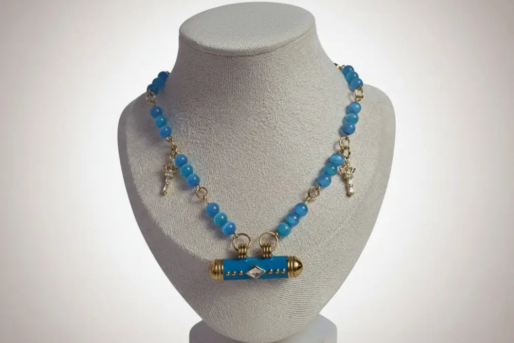 Blauer Perlen und NachrichtenboxAnhänger an einer goldenen Kette 
