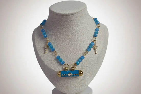 Blauer Perlen und NachrichtenboxAnhänger an einer goldenen Kette 